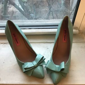 Minty heels with a bow